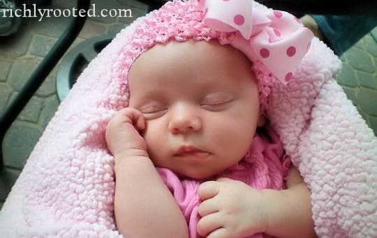 Feeling overwhelmed as a new mom? Here's how to beat overwhelm and enjoy those newborn days!