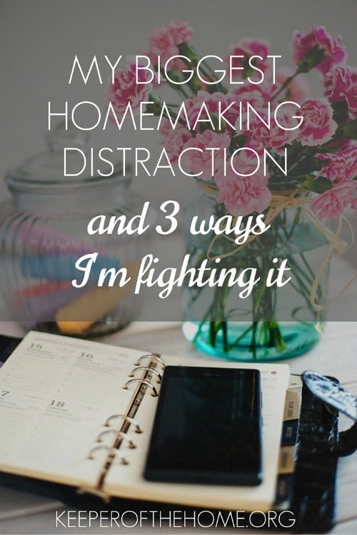 Do you have a homemaking distraction? The internet is my biggest distraction, but here's how I'm fighting it! #Homemaking #Screentime