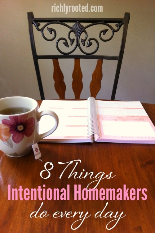 Successful homemakers practice these habits every day! #IntentionalHomemaking #HomemakingHabits #SuccessHabits